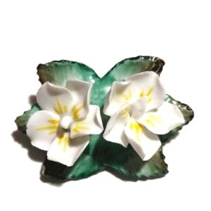 VINTAGE ARTONE BONE CHINA WHITE FLOWERS MADE IN ENGLAND BROOCH PIN